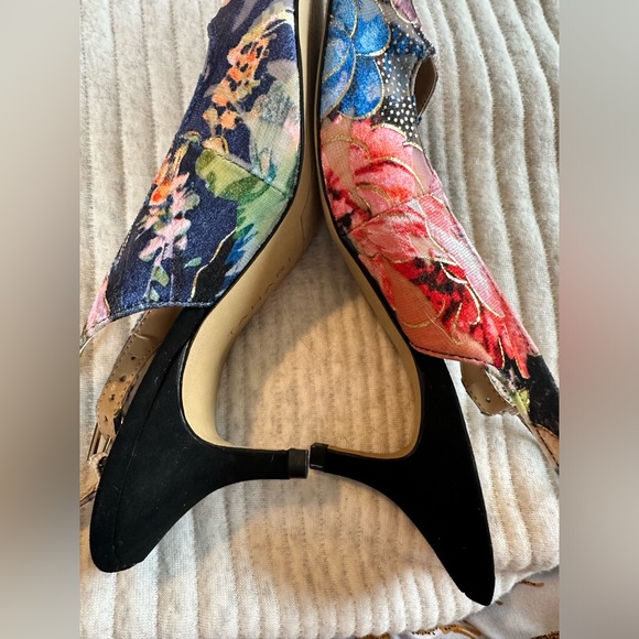 Tahari NWOB Unique Velvet Slingback Kitten Heel - Picture 11 of 13